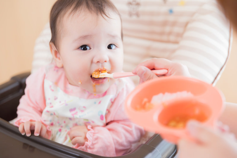 月齢に合わせた食事で赤ちゃんの健やかな成長をサポート！【離乳食レシピも紹介】