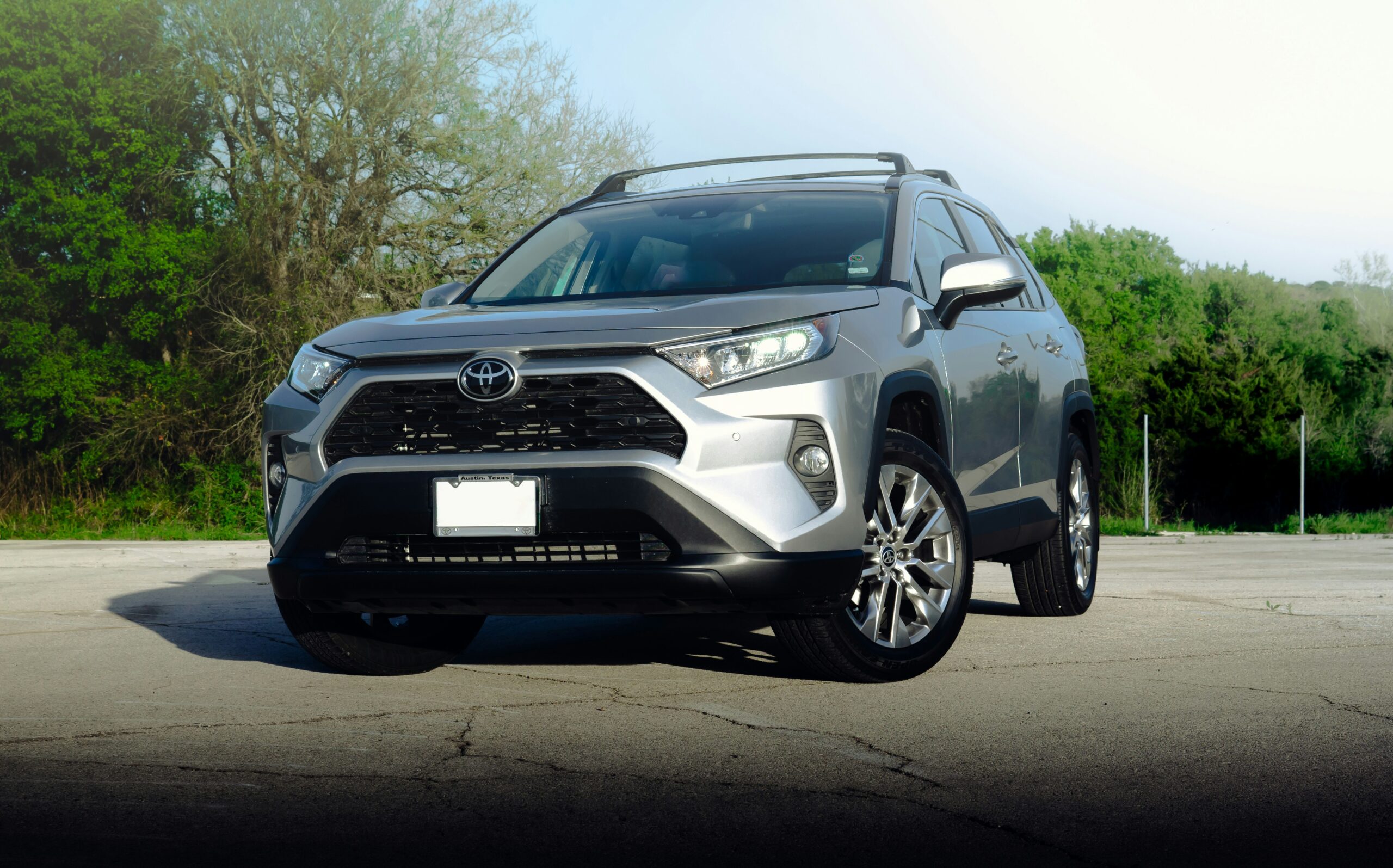 【新型RAV4】2025年12月発売！フルモデルチェンジで進化した6代目の変更点・価格・燃費を徹底解説
