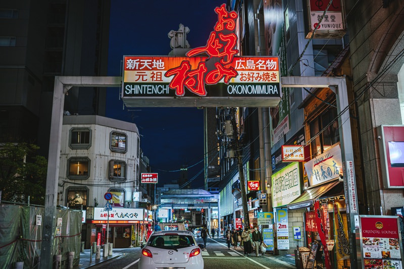広島駅グルメ徹底ガイド2025：新駅ビル「minamoa」で味わうお好み焼き、牡蠣、穴子飯の最新情報！